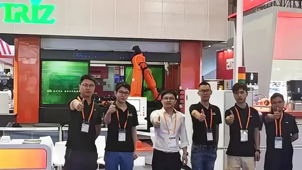 Kundenbetreuung für Bearbeitungsmaschinen von Metallrohren